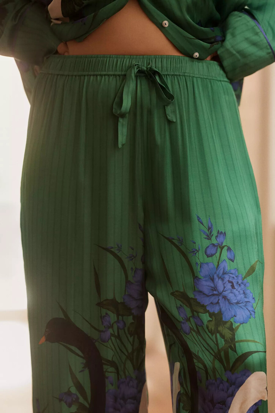 pantalones de pijama sedosos de anthropologie