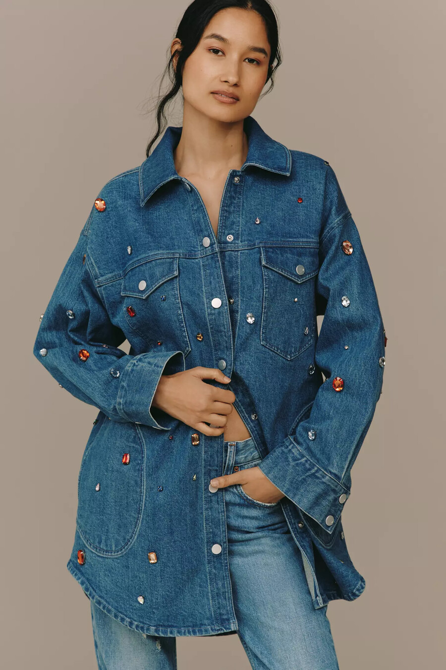 la chaqueta vaquera con joyas tillie de pilcro