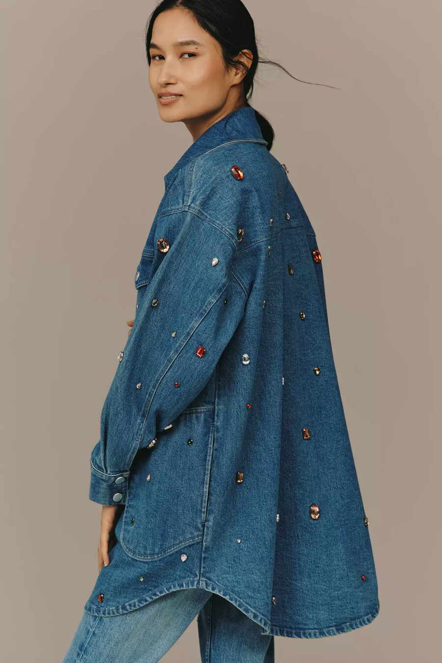 la chaqueta vaquera con joyas tillie de pilcro
