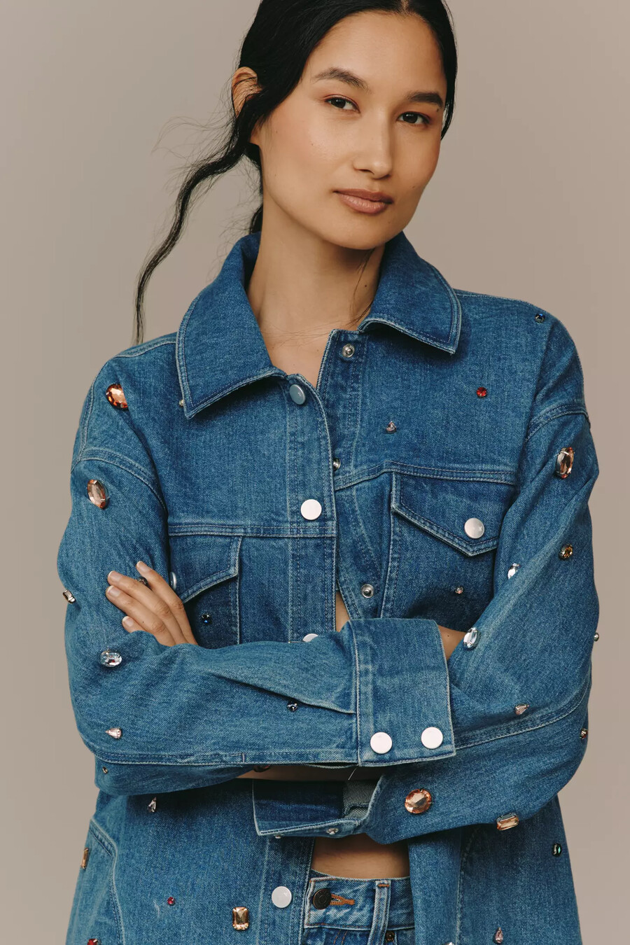 la chaqueta vaquera con joyas tillie de pilcro