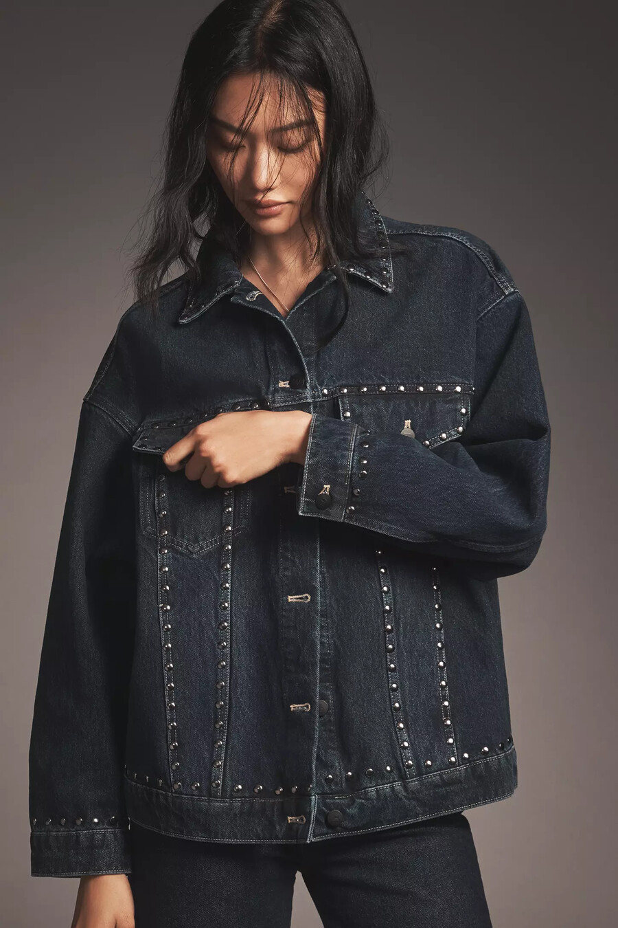 chaqueta vaquera estilo boyfriend weston de pilcro edición con tachuelas