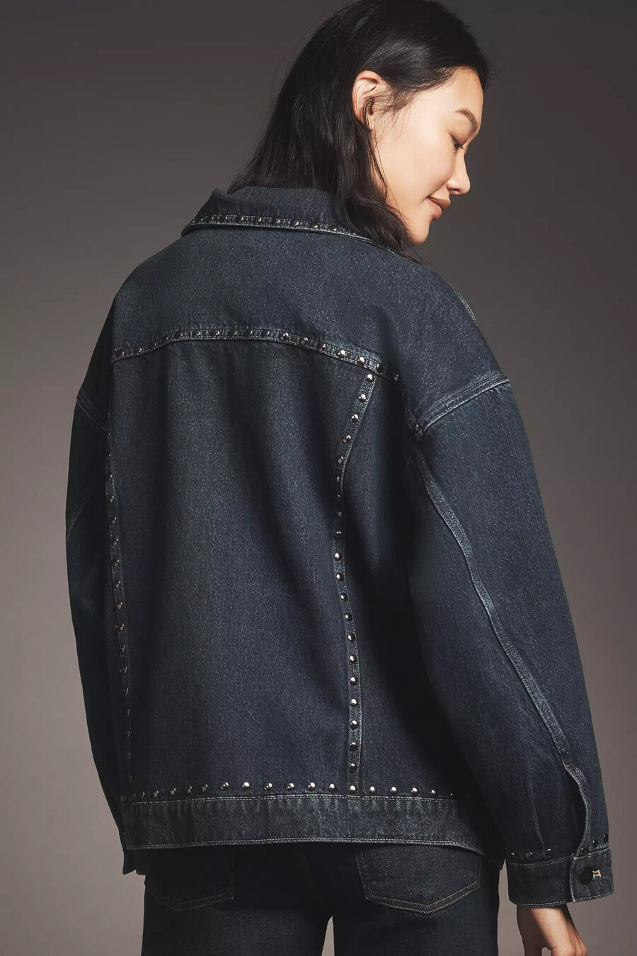 chaqueta vaquera estilo boyfriend weston de pilcro edición con tachuelas