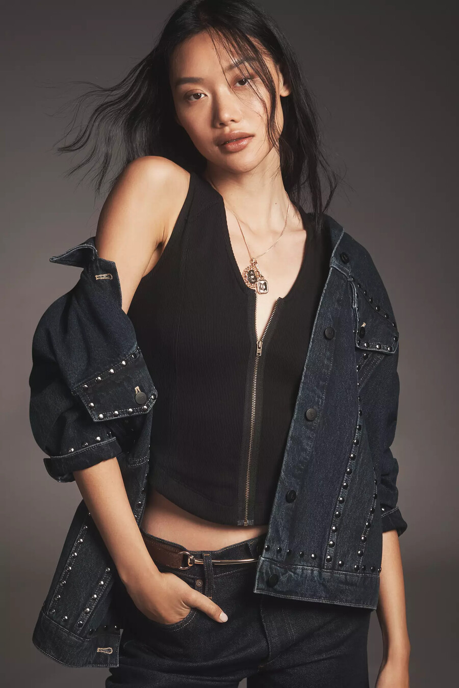 chaqueta vaquera estilo boyfriend weston de pilcro edición con tachuelas