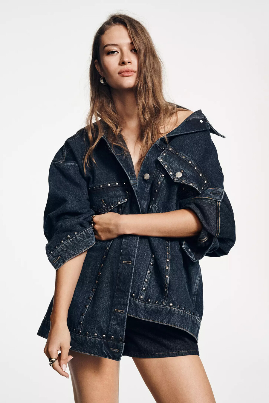 chaqueta vaquera estilo boyfriend weston de pilcro edición con tachuelas
