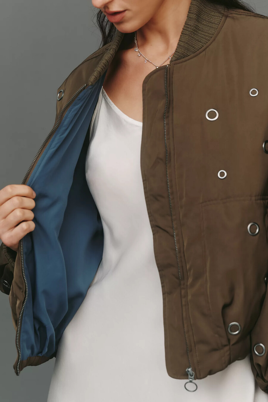 chaqueta bomber con ojales de pilcro