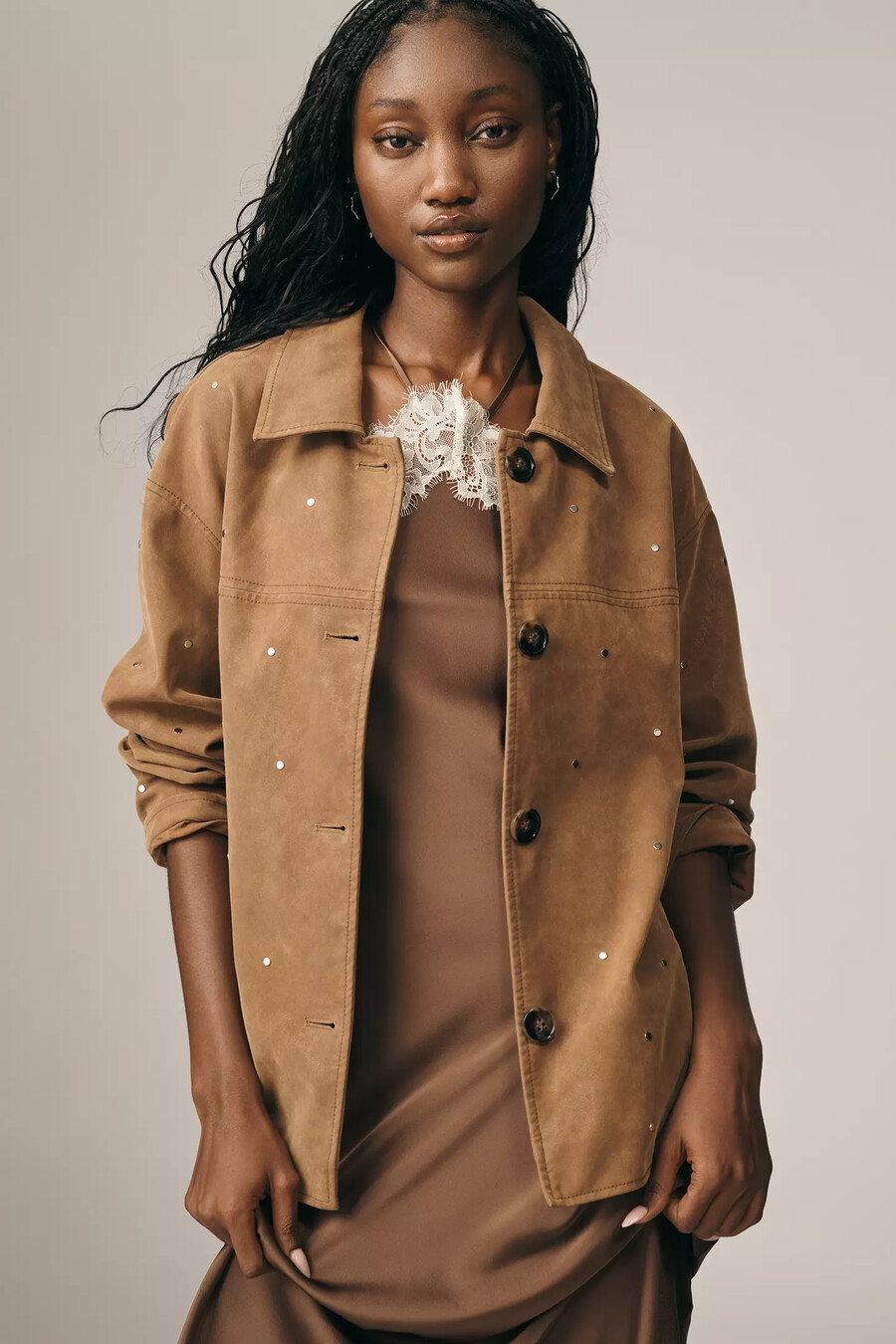 chaqueta con tachuelas de ante sintético pilcro
