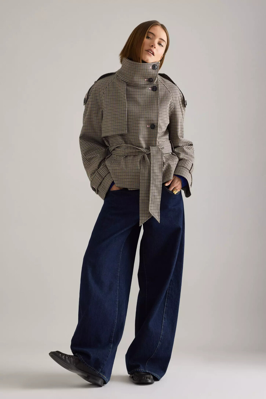 gabardina corta a cuadros de anthropologie