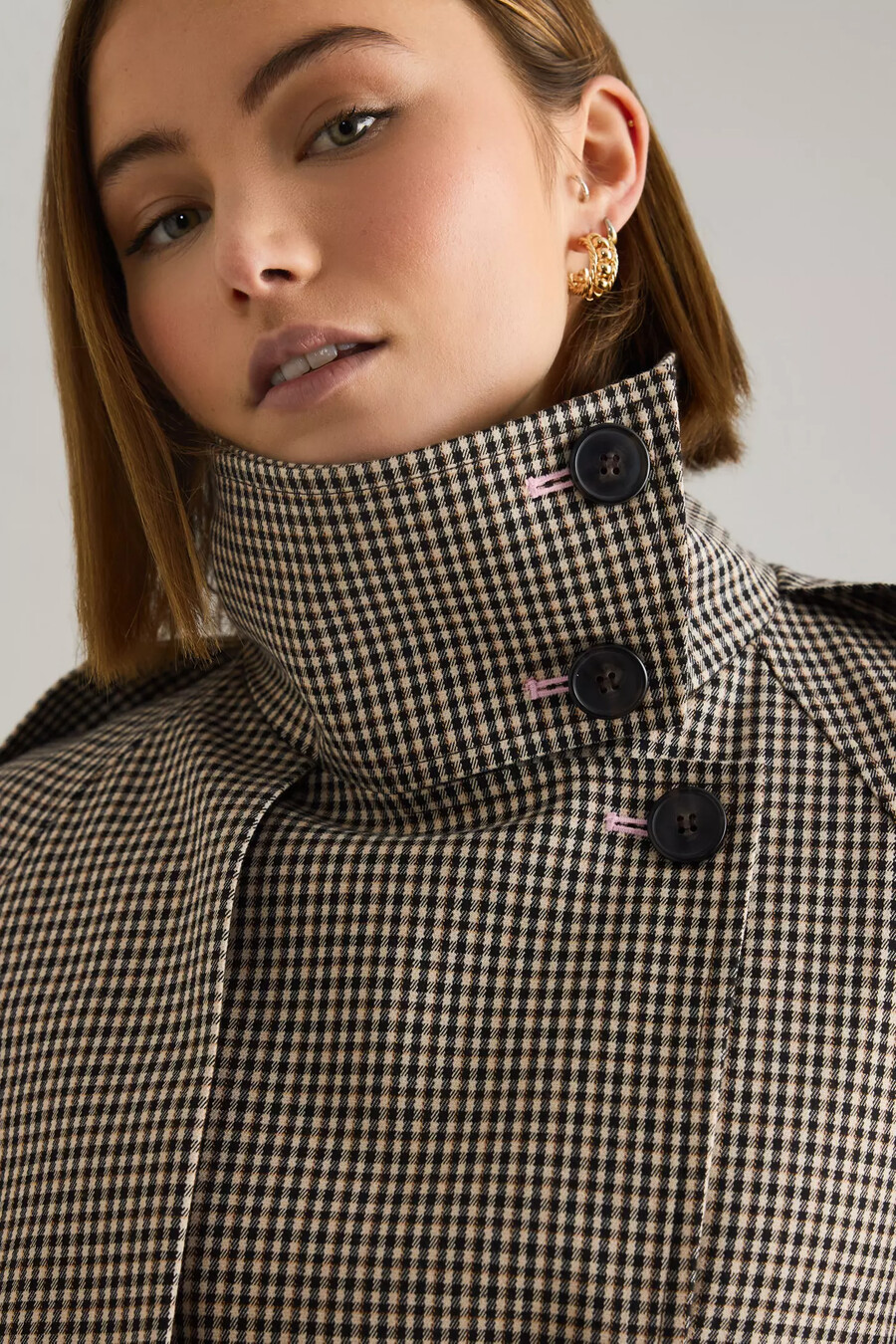 gabardina corta a cuadros de anthropologie
