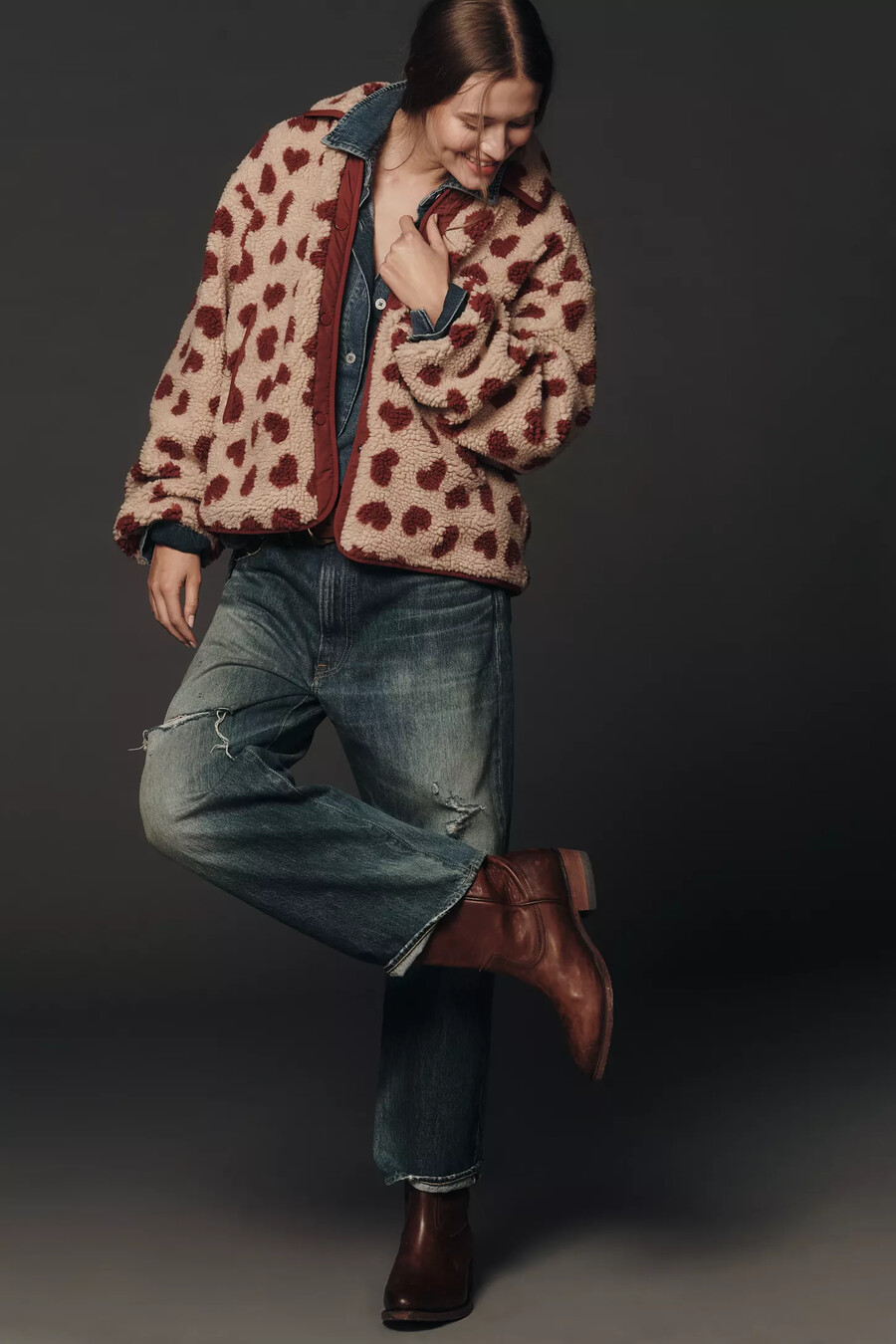 chaqueta de forro polar sherpa con estampado de corazones de maeve
