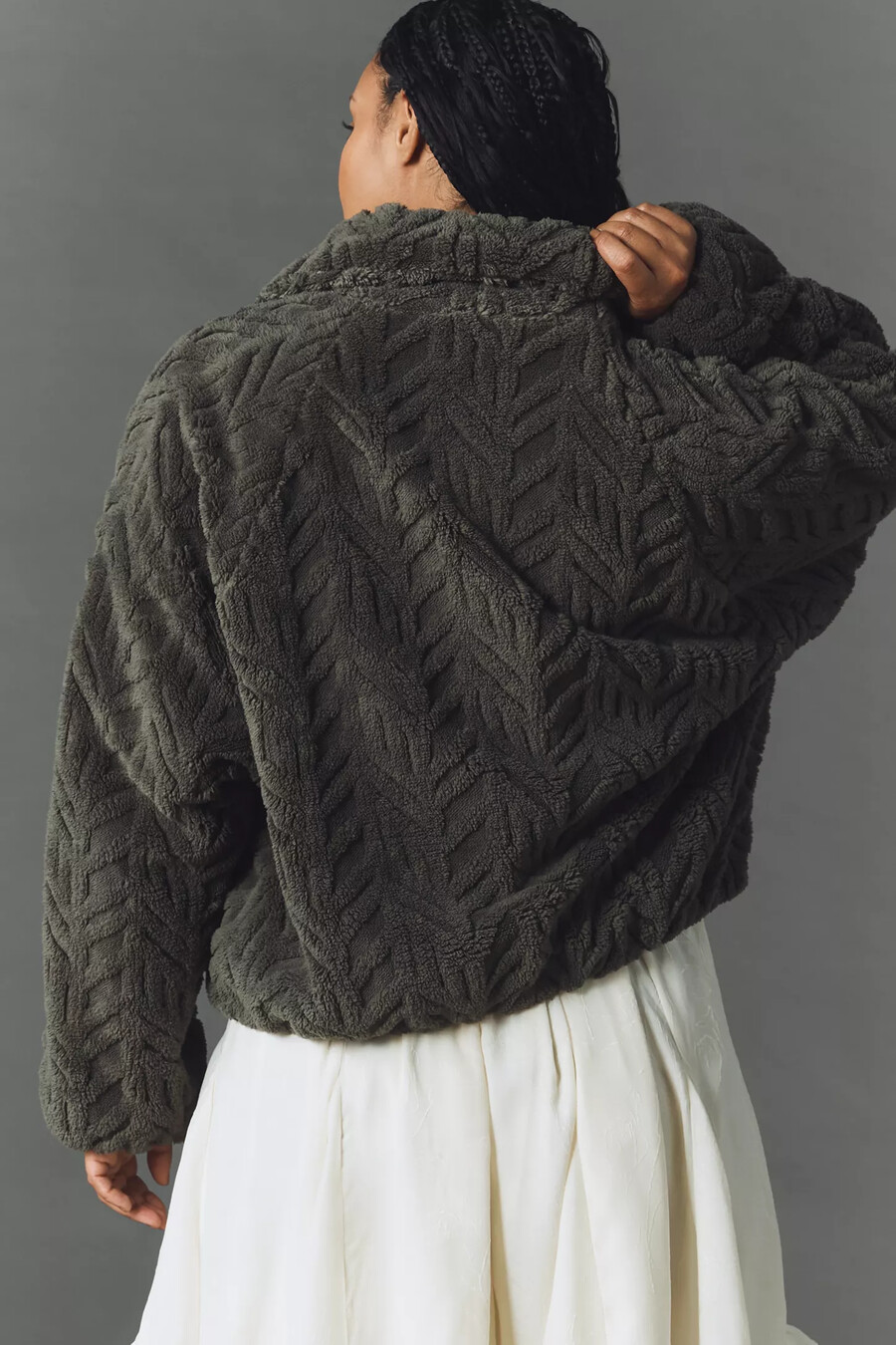 chaqueta de piel sintética con textura pilcro