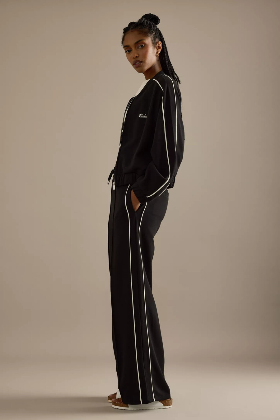 chaqueta deportiva con ribete en contraste tala