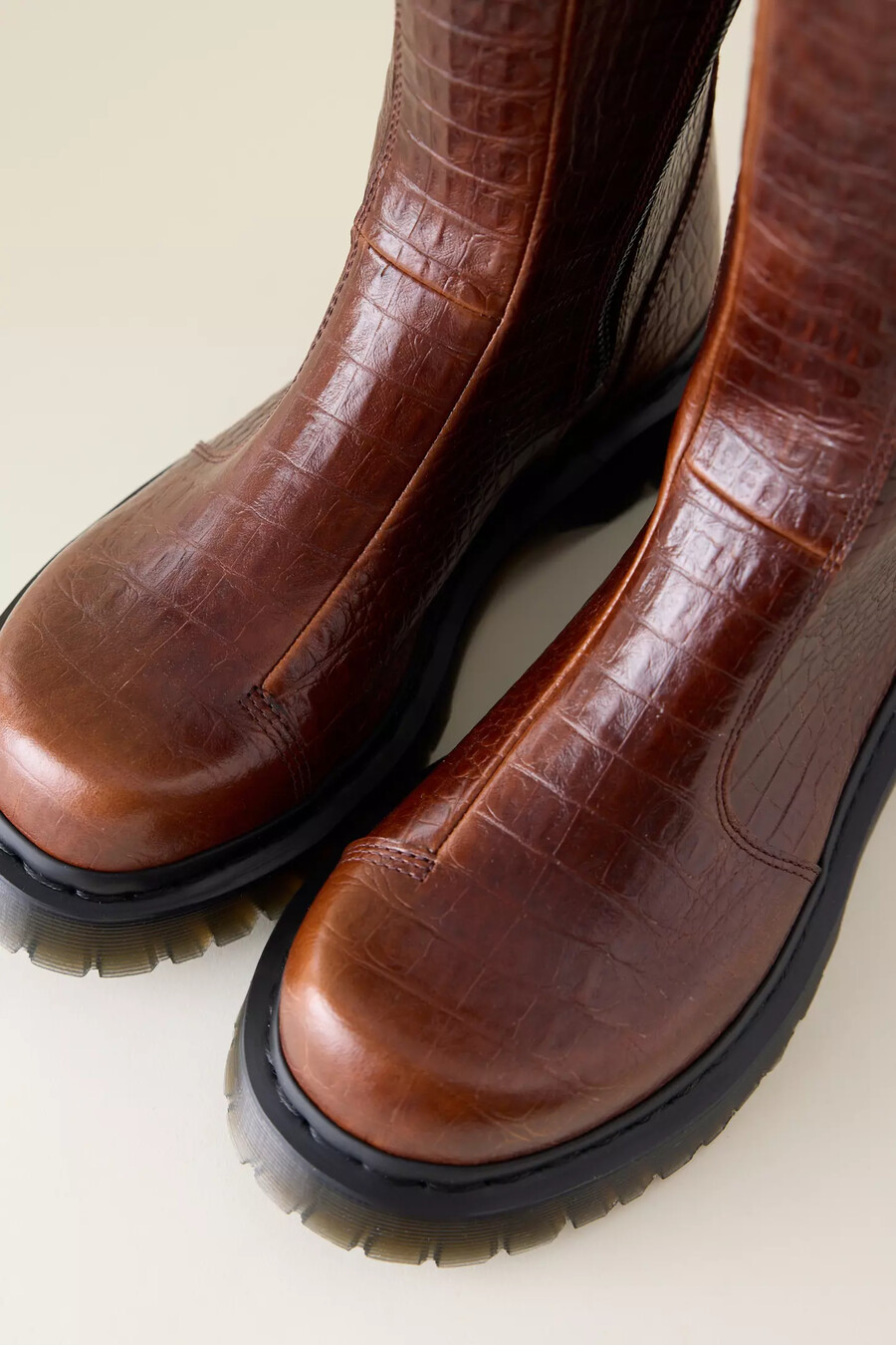 botas dr. martens rejena de piel con efecto cocodrilo