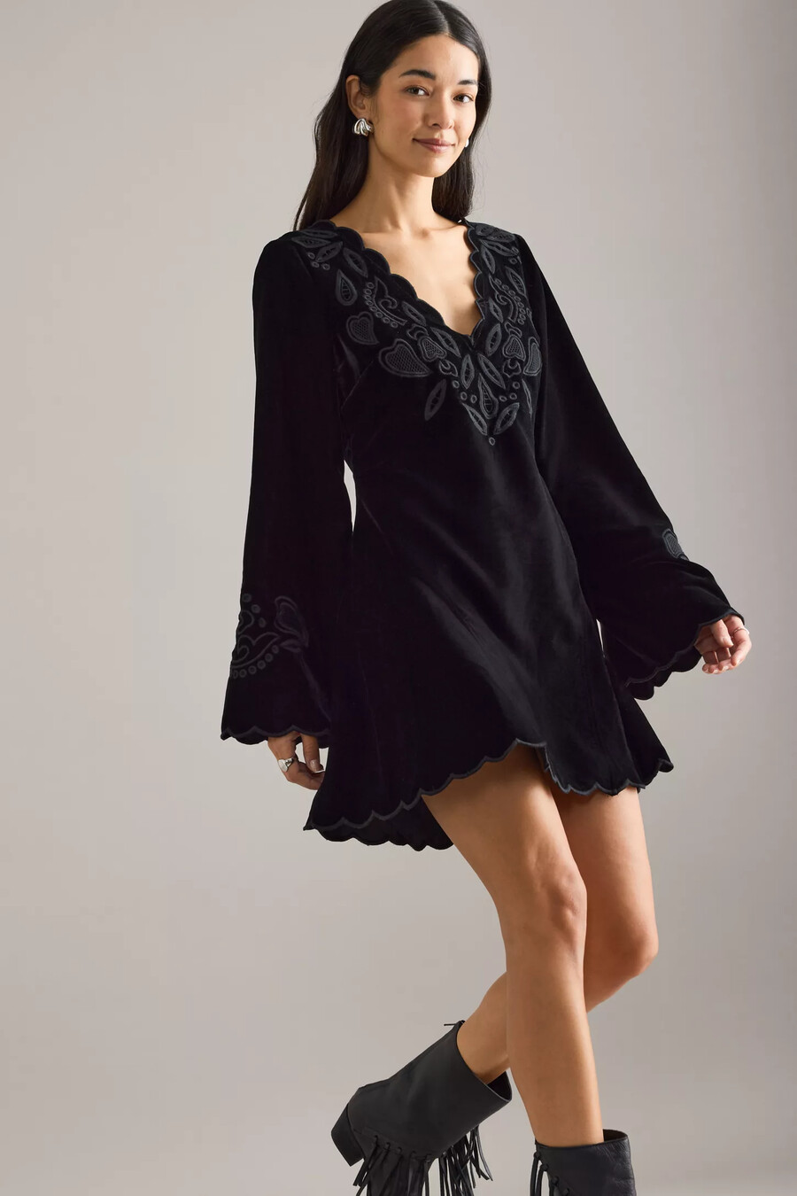 vestido mini festoneado con mangas acampanadas de terciopelo iris de anthropologie