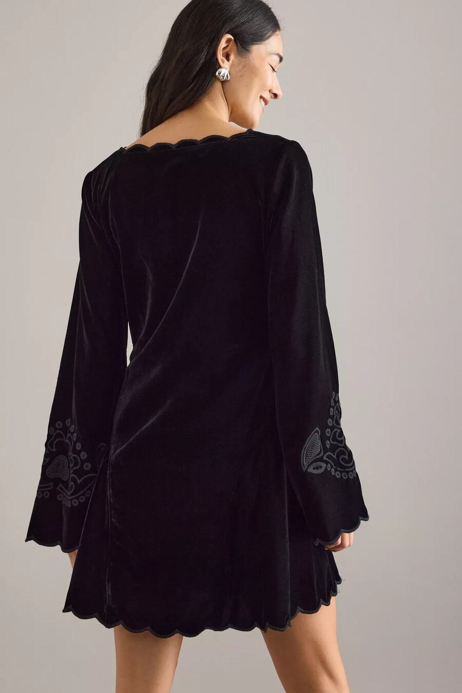vestido mini festoneado con mangas acampanadas de terciopelo iris de anthropologie