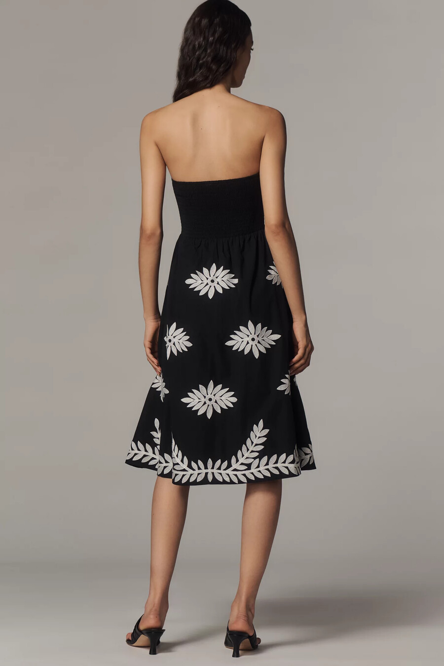 vestido midi fruncido sin tirantes de anthropologie
