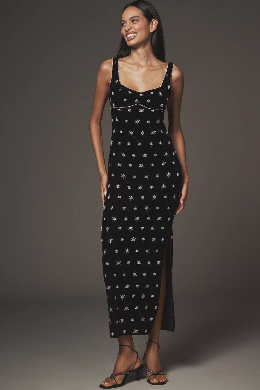 vestido largo de terciopelo con escote en forma de columna adornado de saylor