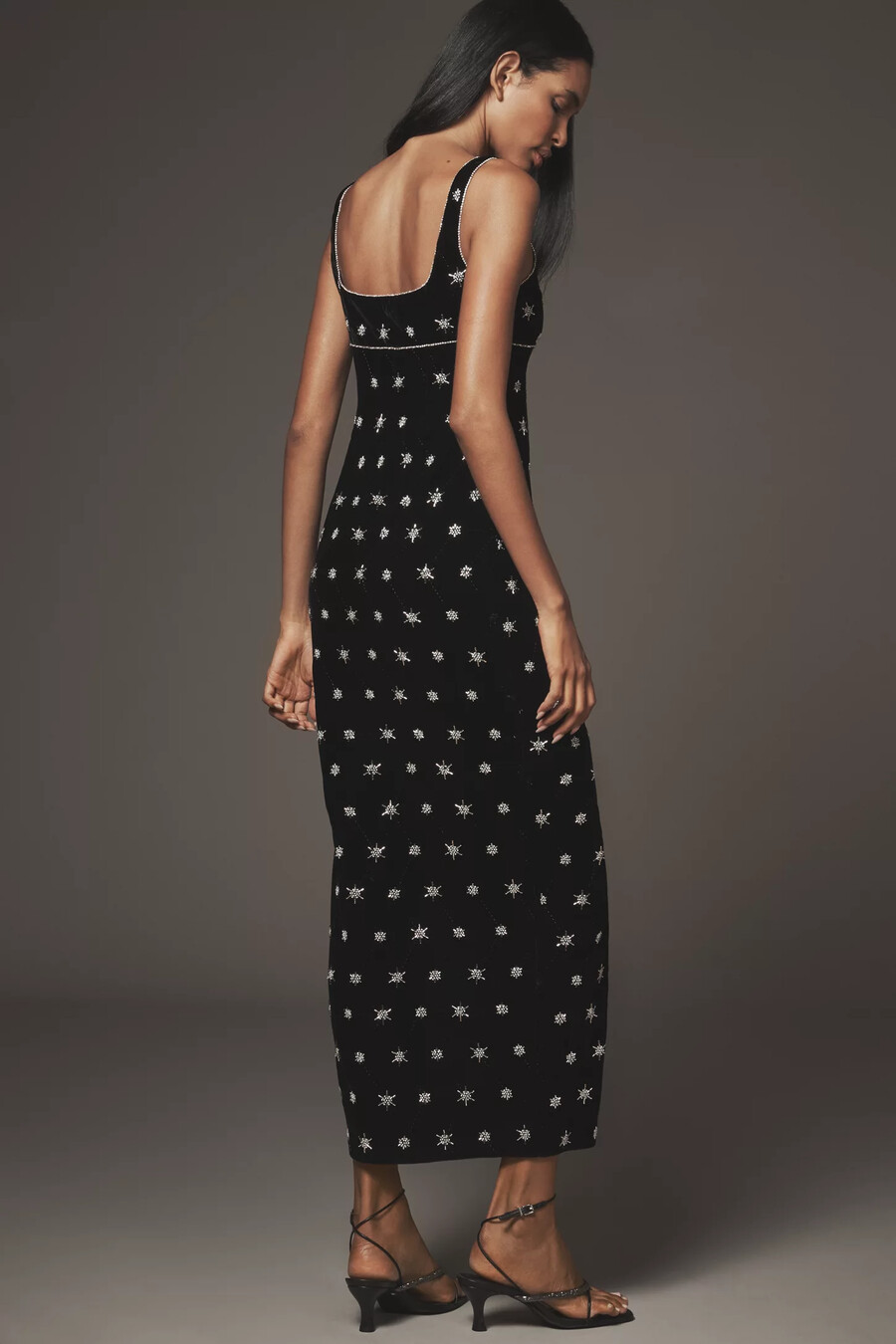 vestido largo de terciopelo con escote en forma de columna adornado de saylor