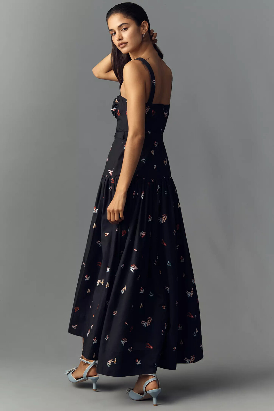 vestido midi con cintura caída y cinturón de en saison