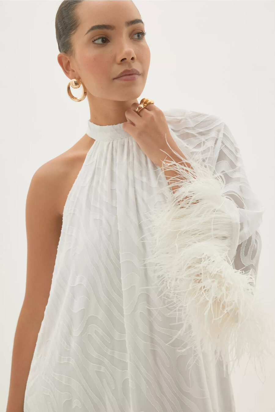 vestido largo con cuello halter y puños de plumas de anthropologie