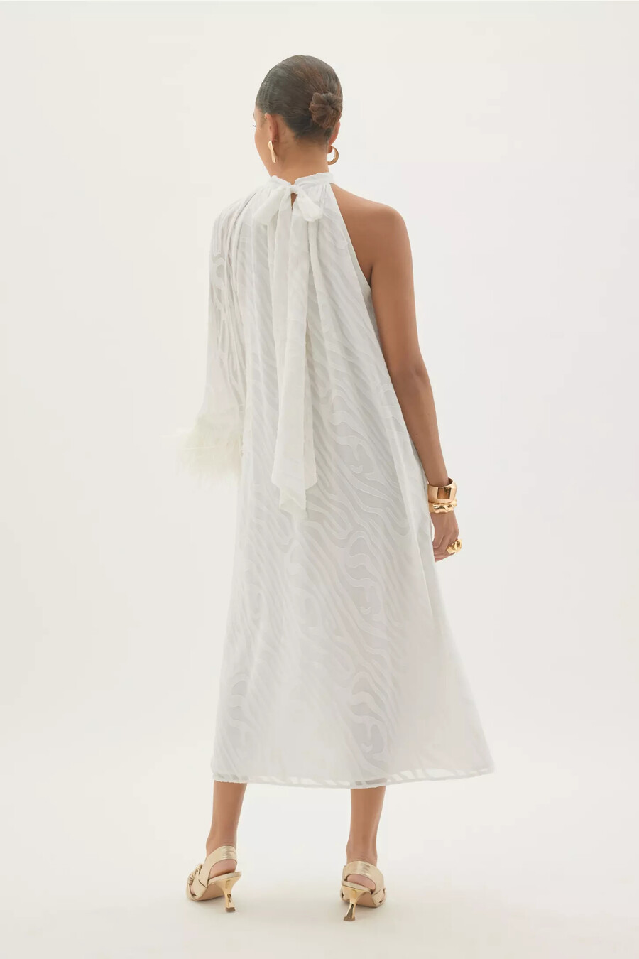 vestido largo con cuello halter y puños de plumas de anthropologie