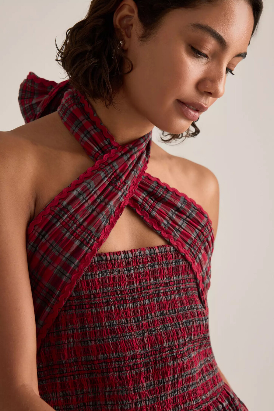 vestido midi con capas fruncidas mia de damson madder