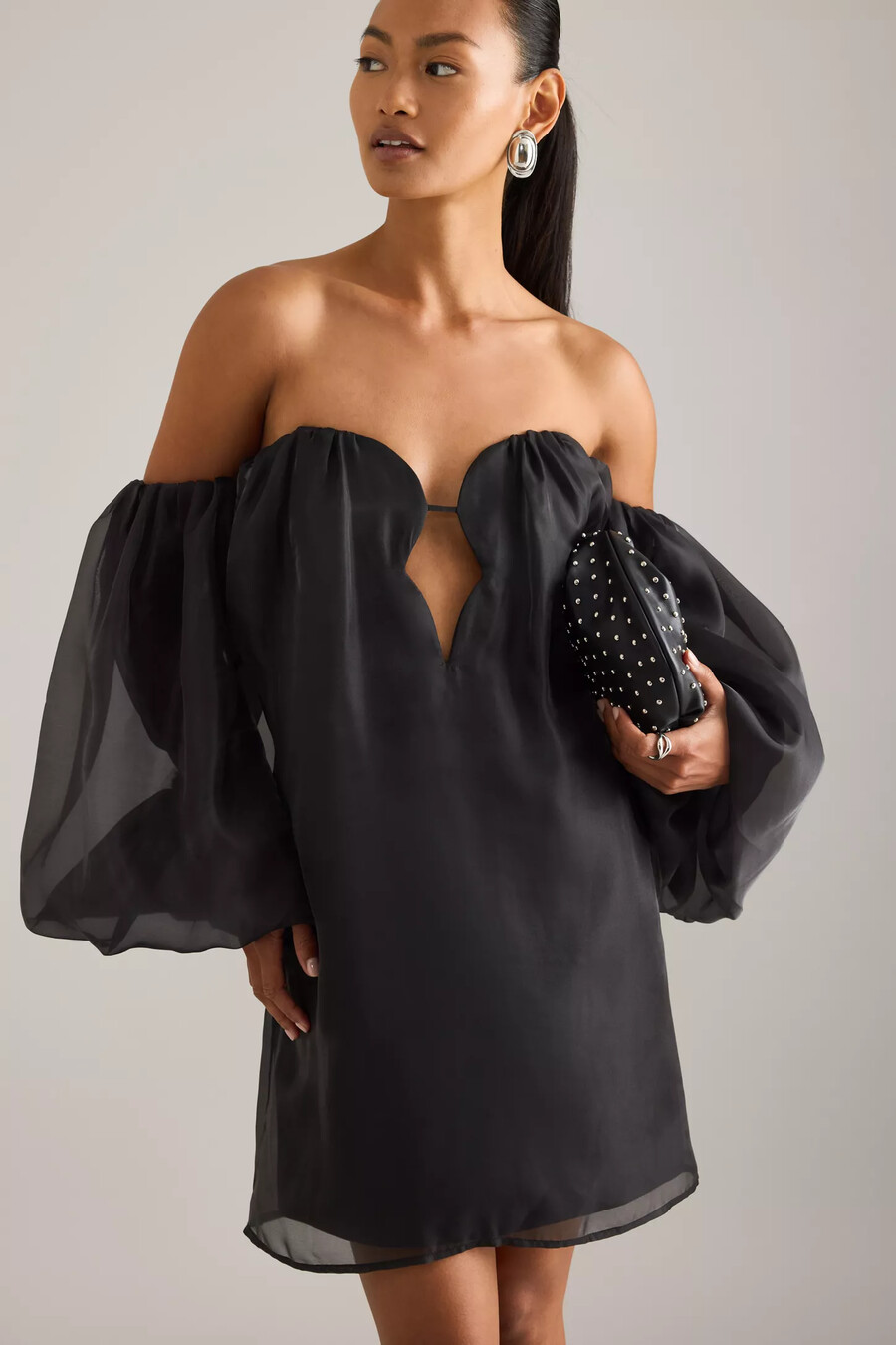 vestido mini con hombros descubiertos y volumen freda de bardot