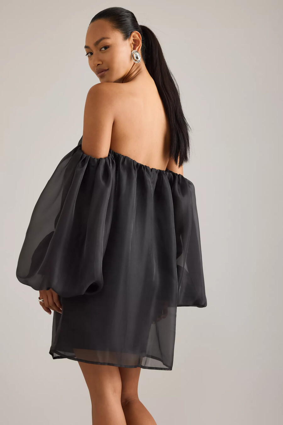 vestido mini con hombros descubiertos y volumen freda de bardot