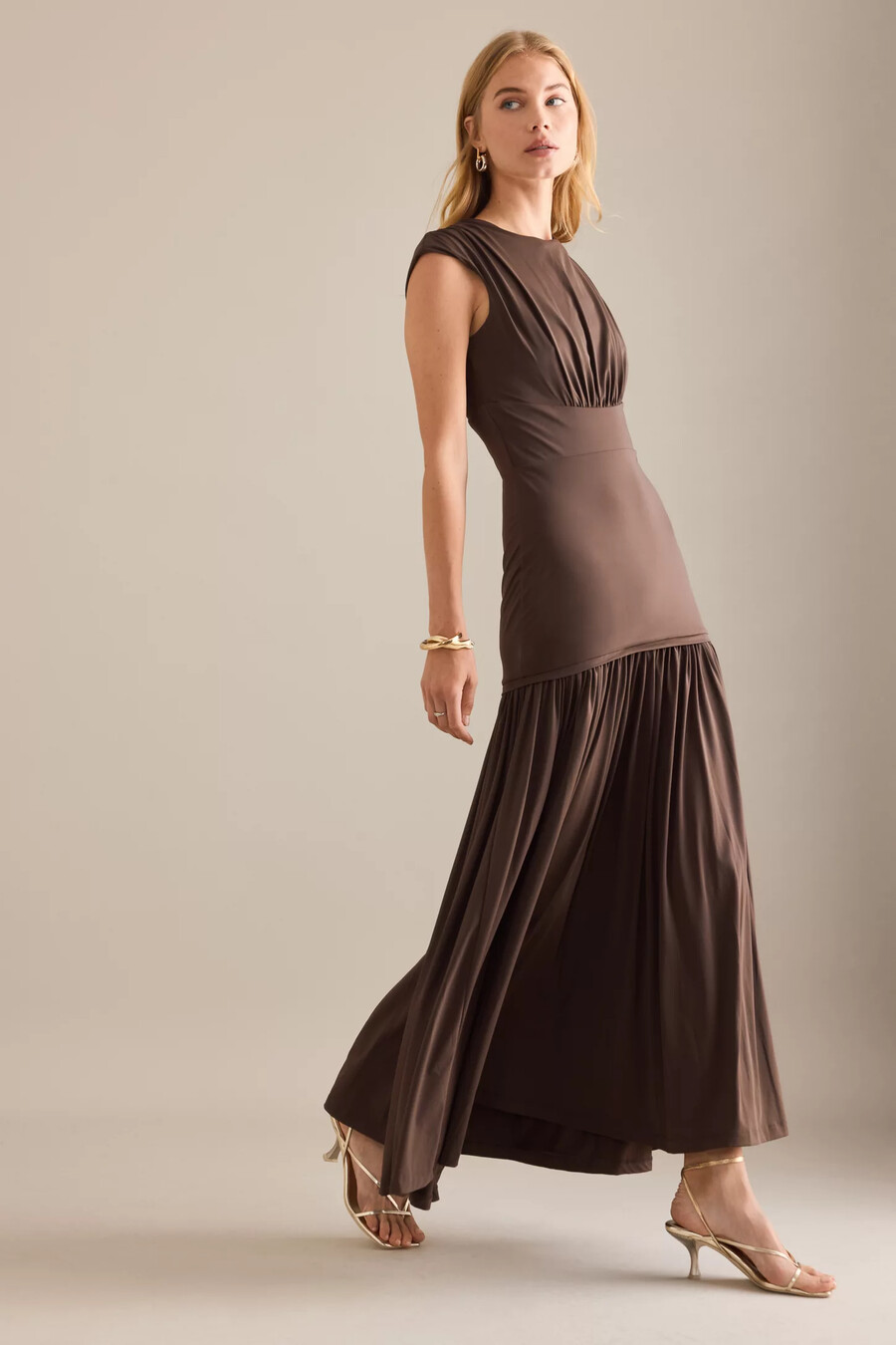 vestido largo de cuello alto annaise de bardot