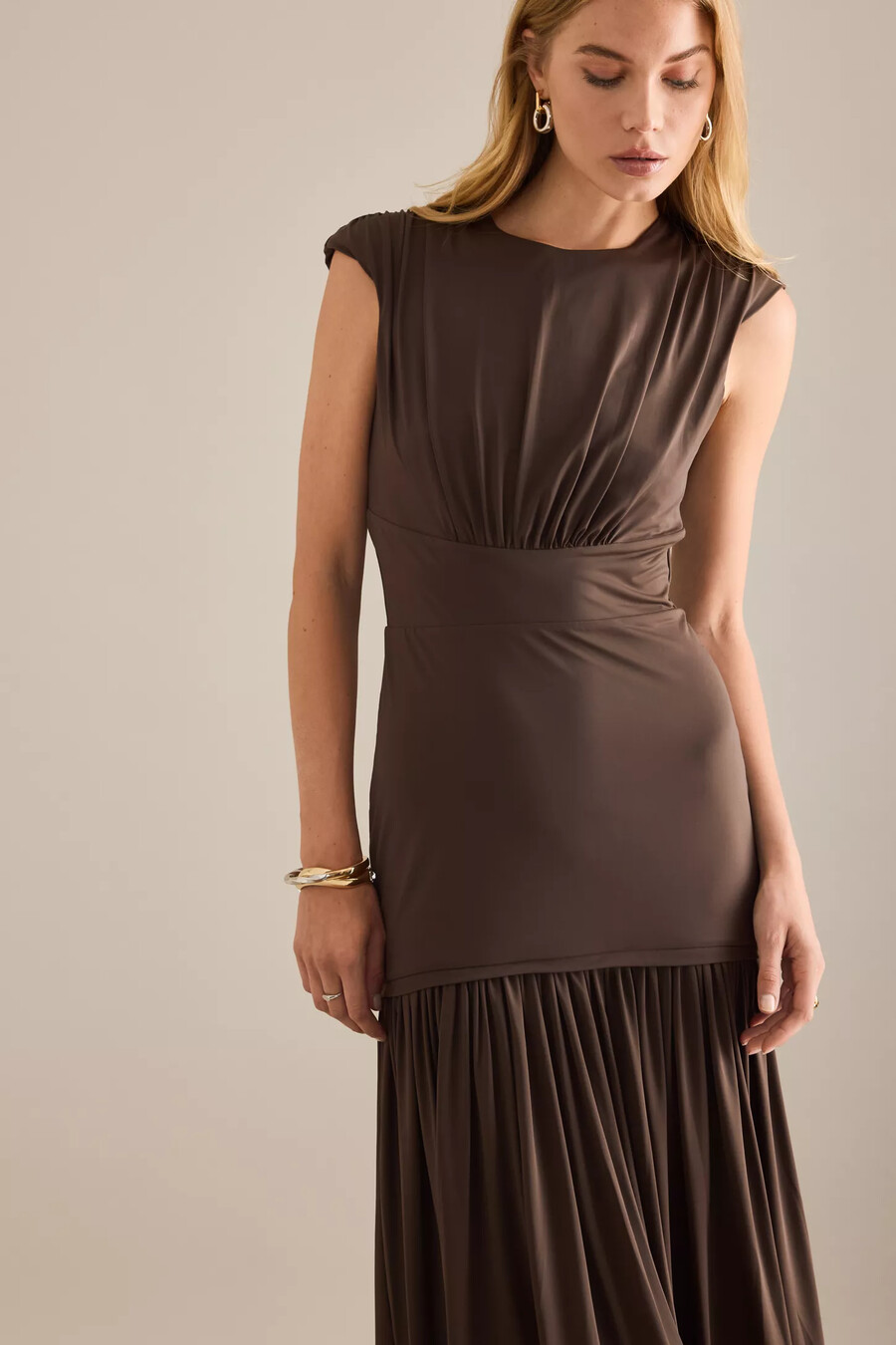 vestido largo de cuello alto annaise de bardot