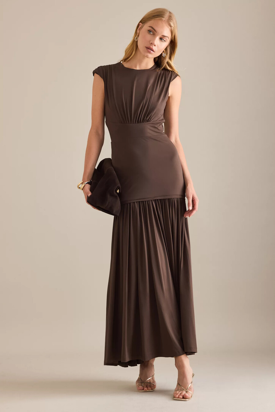 vestido largo de cuello alto annaise de bardot