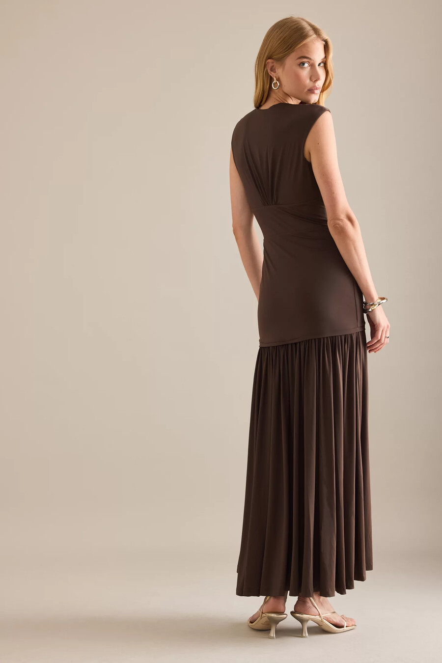 vestido largo de cuello alto annaise de bardot