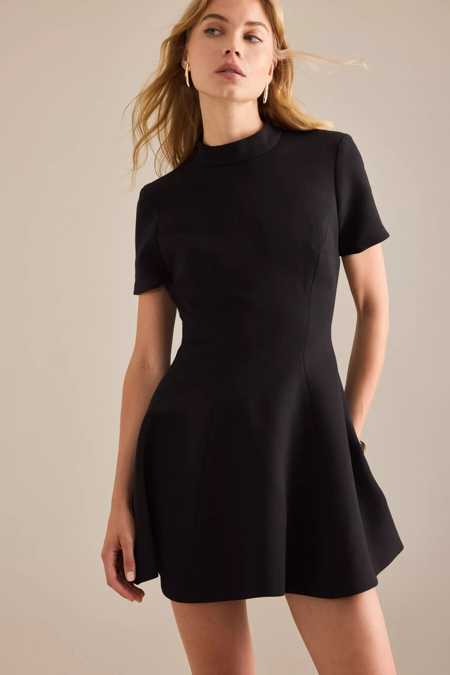vestido mini con cuello zephyra de bardot
