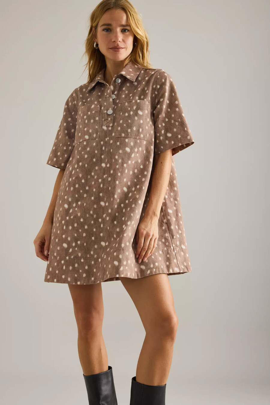 vestido mini de mezclilla con estampado de ciervos de anthropologie