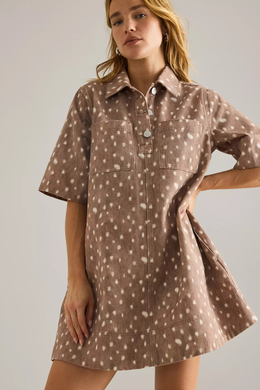 vestido mini de mezclilla con estampado de ciervos de anthropologie