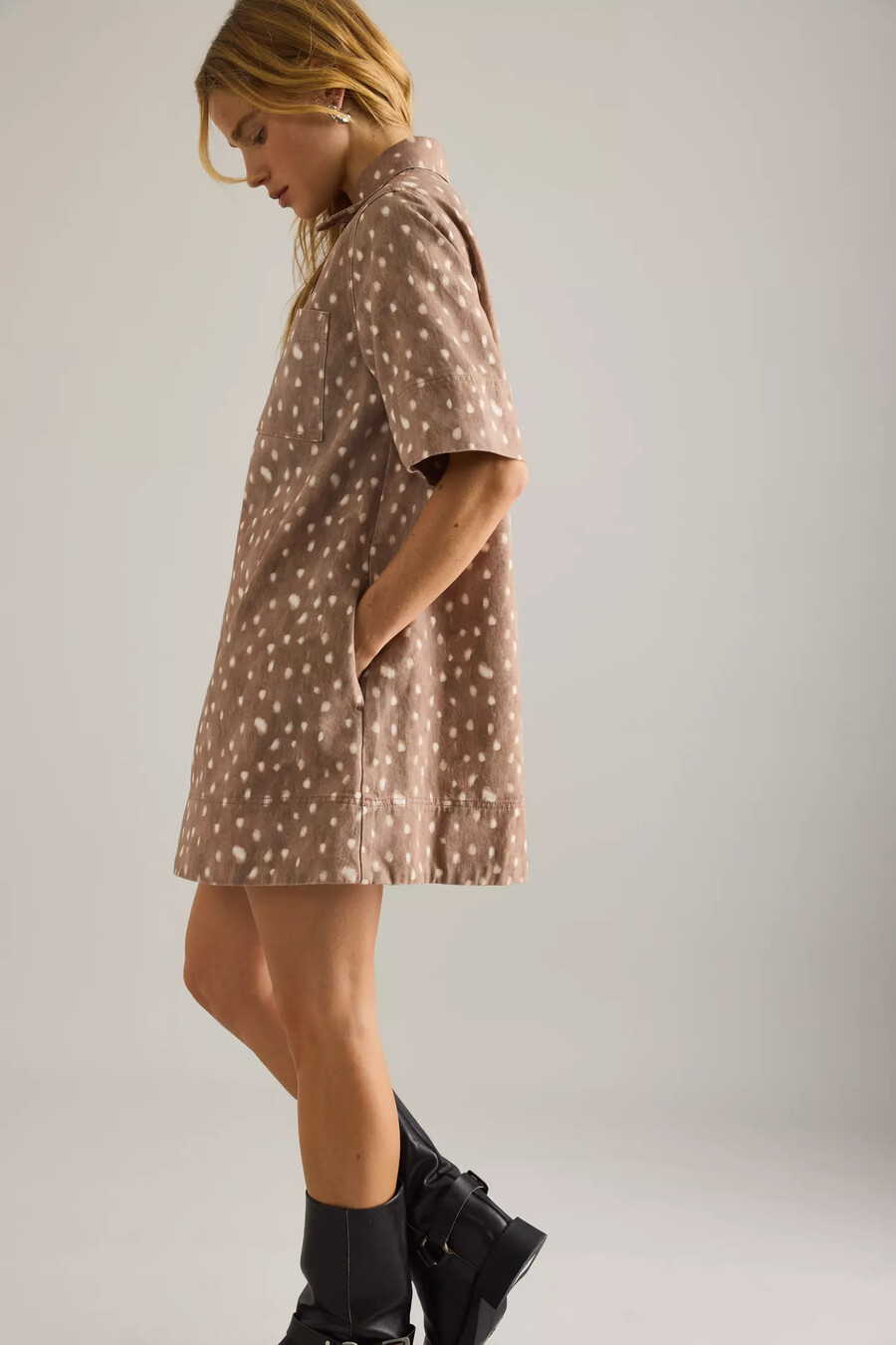 vestido mini de mezclilla con estampado de ciervos de anthropologie