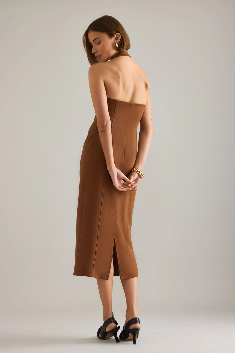 vestido midi de punto con cuello halter de anthropologie