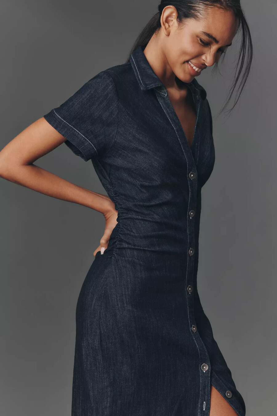vestido camisero midi de mezclilla fruncida de manga corta pilcro