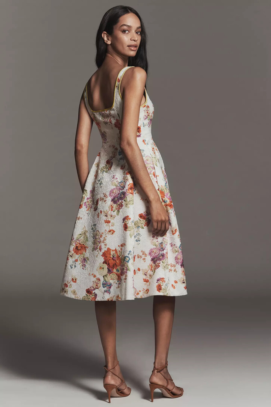 vestido midi floral con ribete y cuello cuadrado de maeve