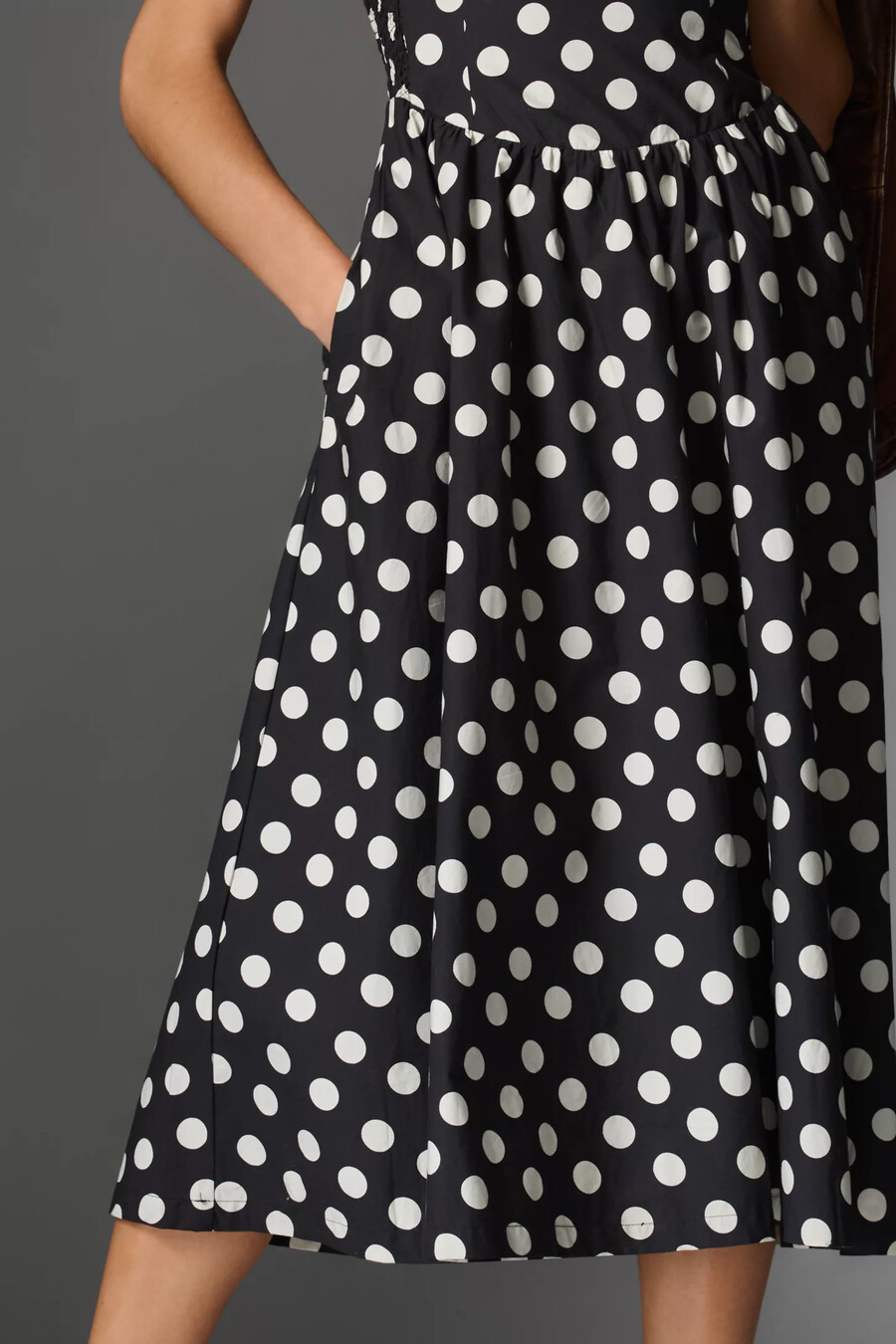 vestido midi sin mangas con escote cuadrado y cintura caída de maeve