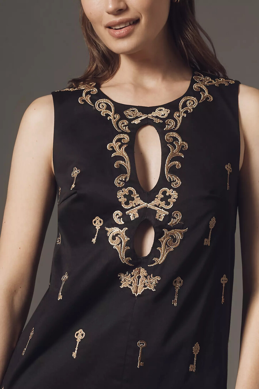 vestido mini sin mangas con bordado y aberturas maeve