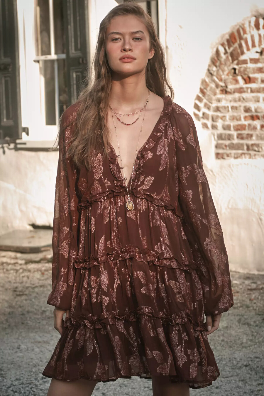 vestido mini metalizado de manga larga y capas de anthropologie