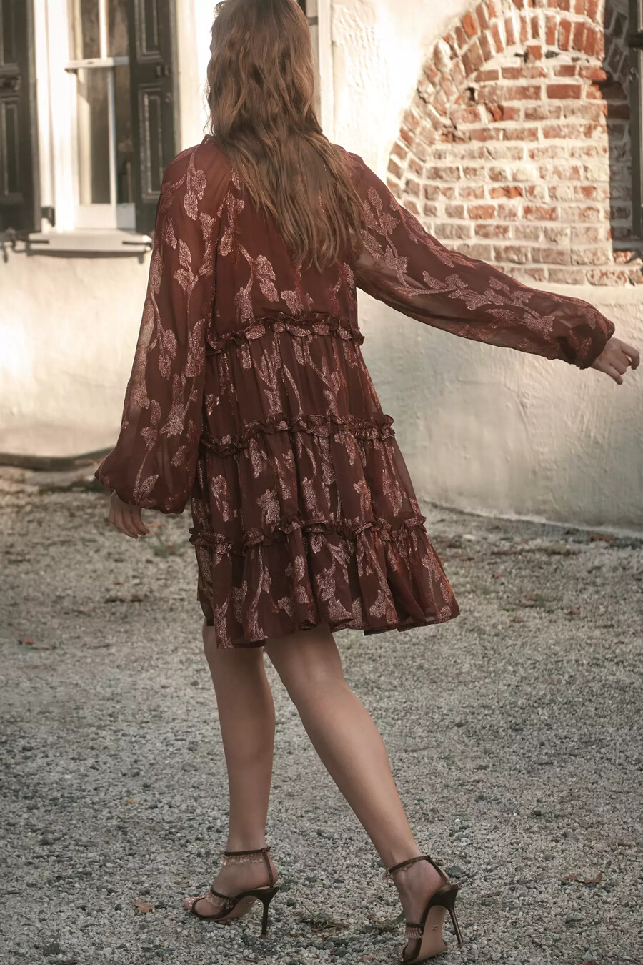 vestido mini metalizado de manga larga y capas de anthropologie