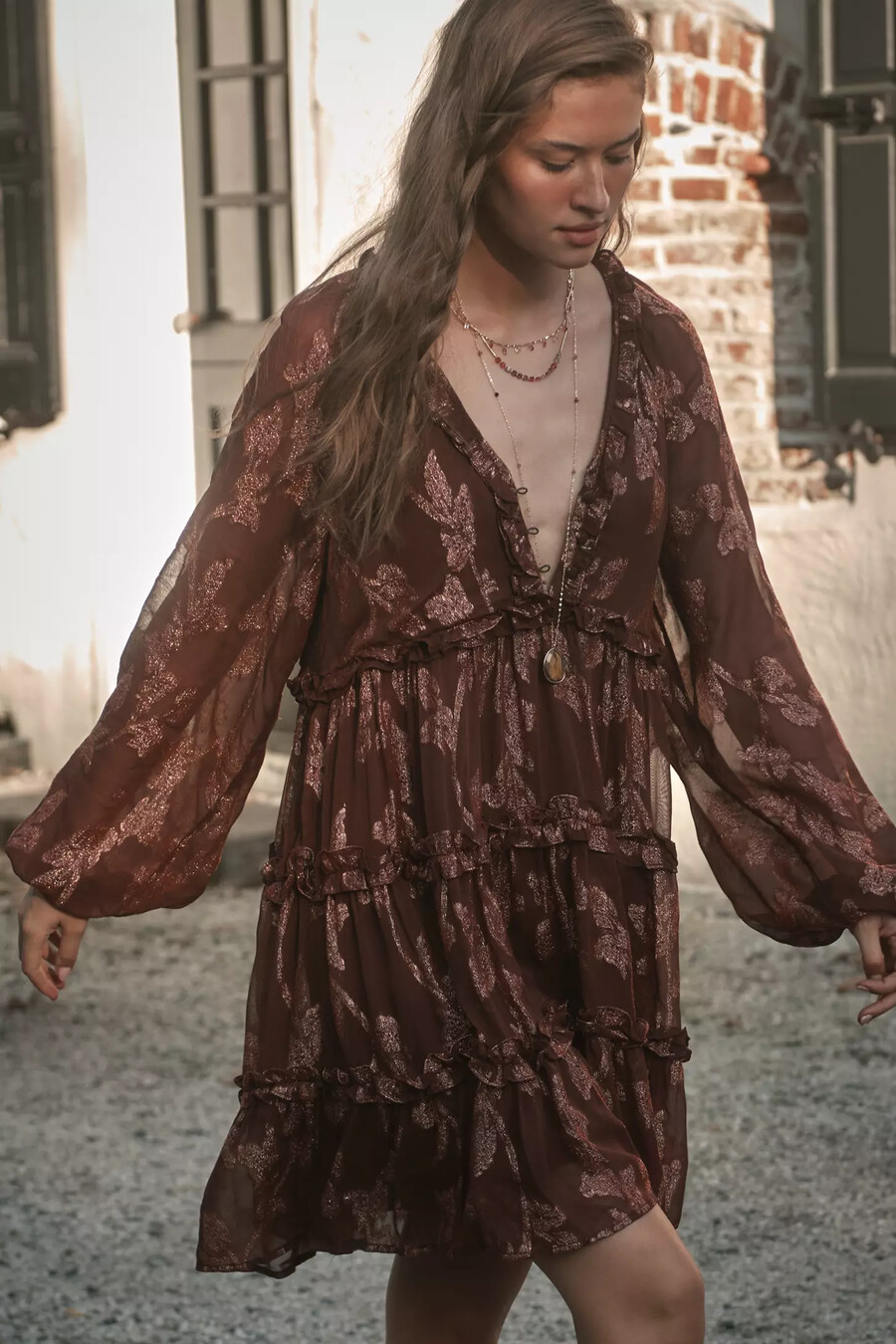 vestido mini metalizado de manga larga y capas de anthropologie