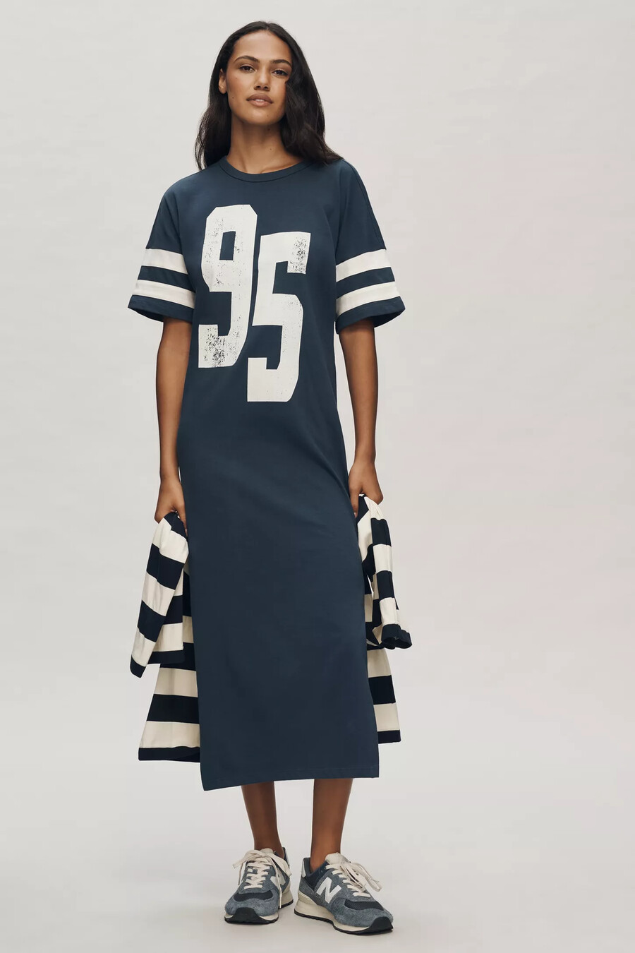 vestido midi con camiseta gráfica de daily practice