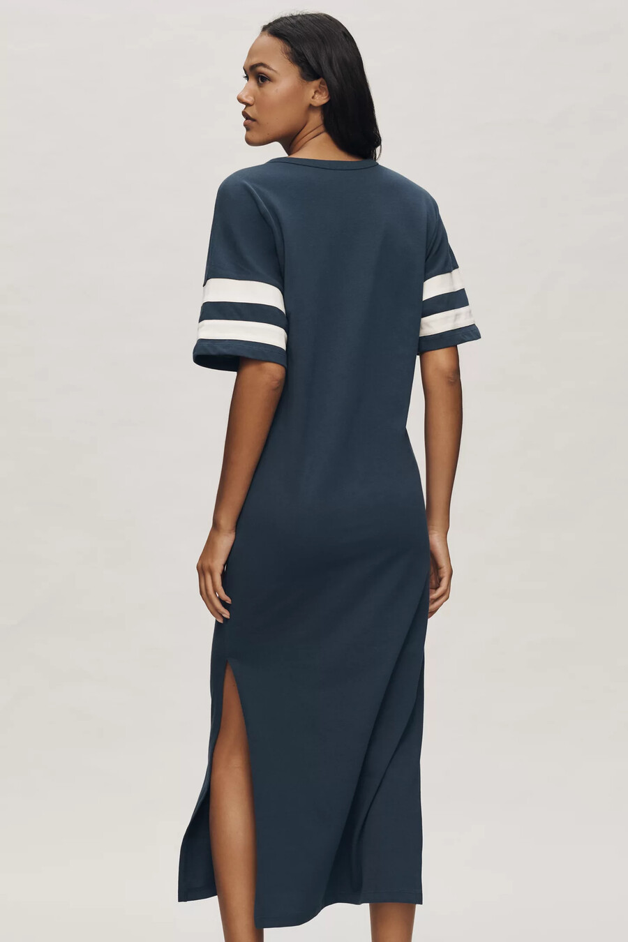 vestido midi con camiseta gráfica de daily practice