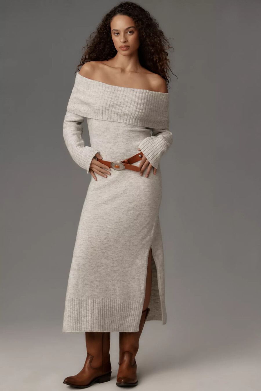 vestido midi con hombros descubiertos y pliegues de daily practice