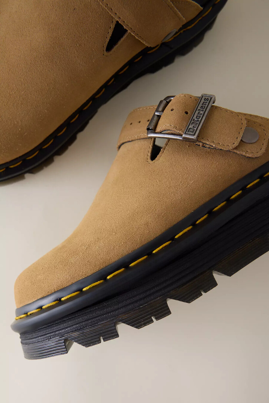 chinelas con tira trasera de ante zebzag de dr. martens