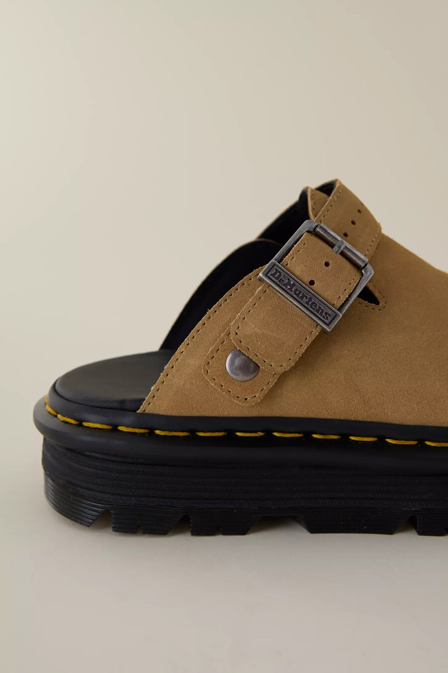 chinelas con tira trasera de ante zebzag de dr. martens