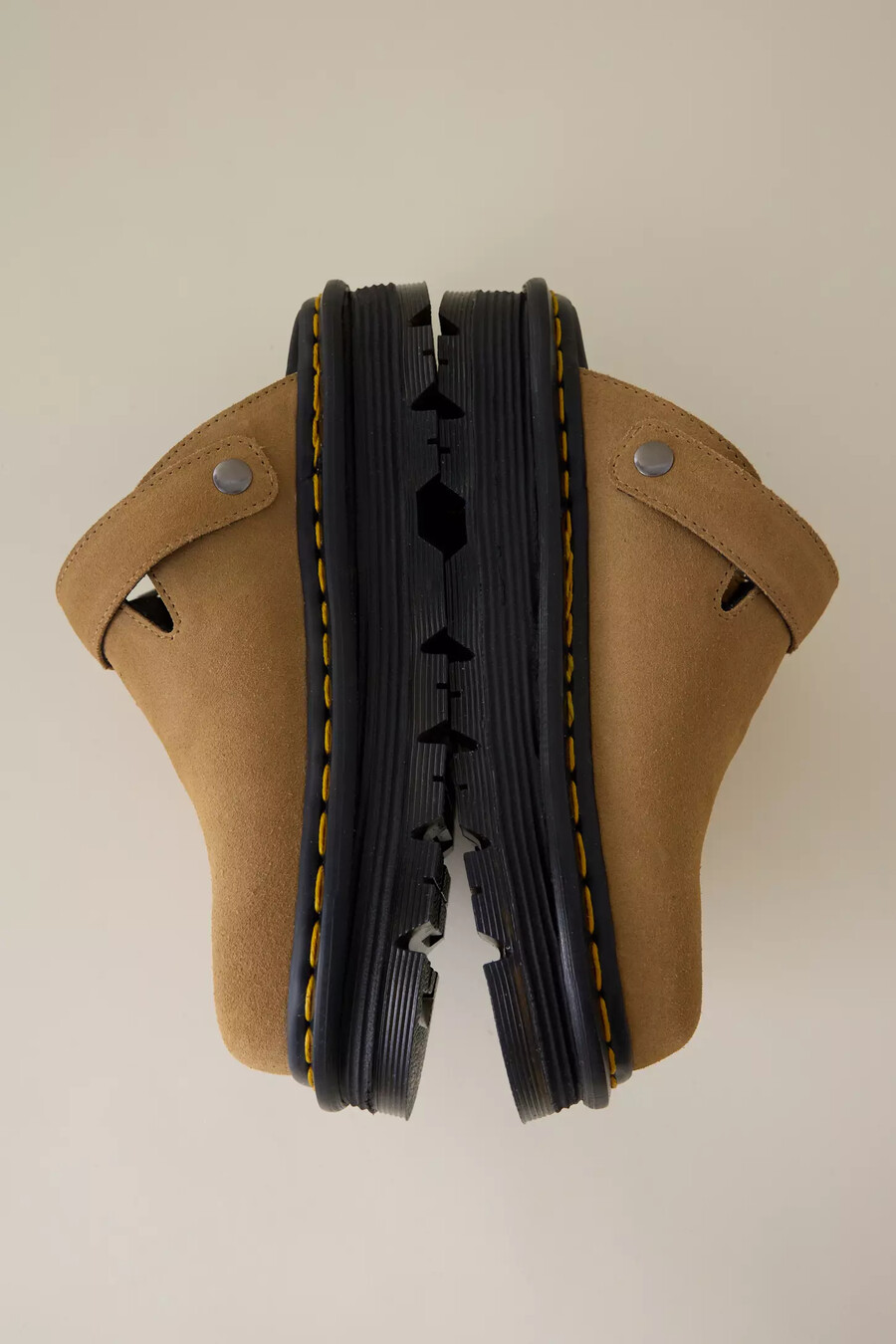 chinelas con tira trasera de ante zebzag de dr. martens