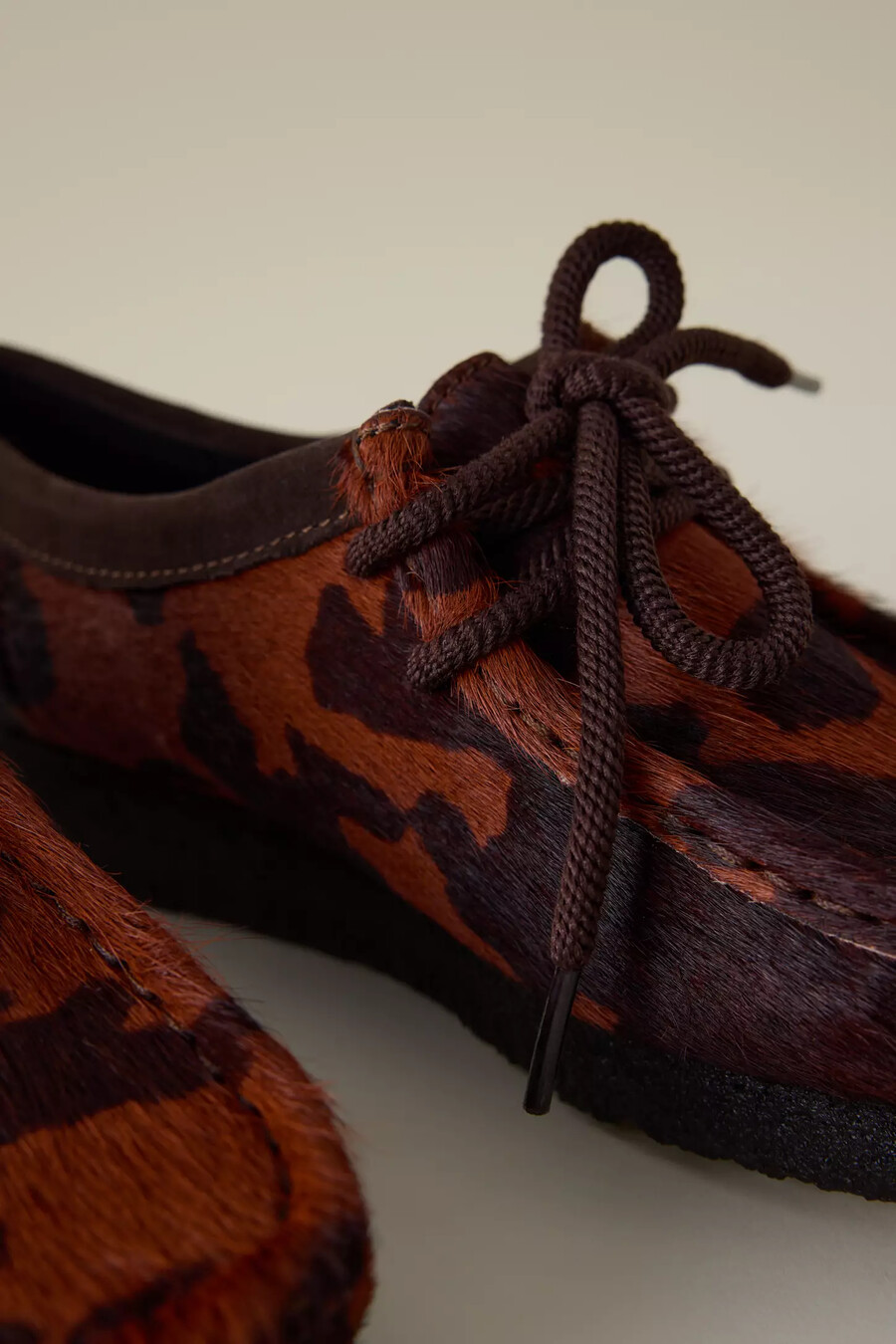 zapatos clarks wallabee con estampado de vaca marrón